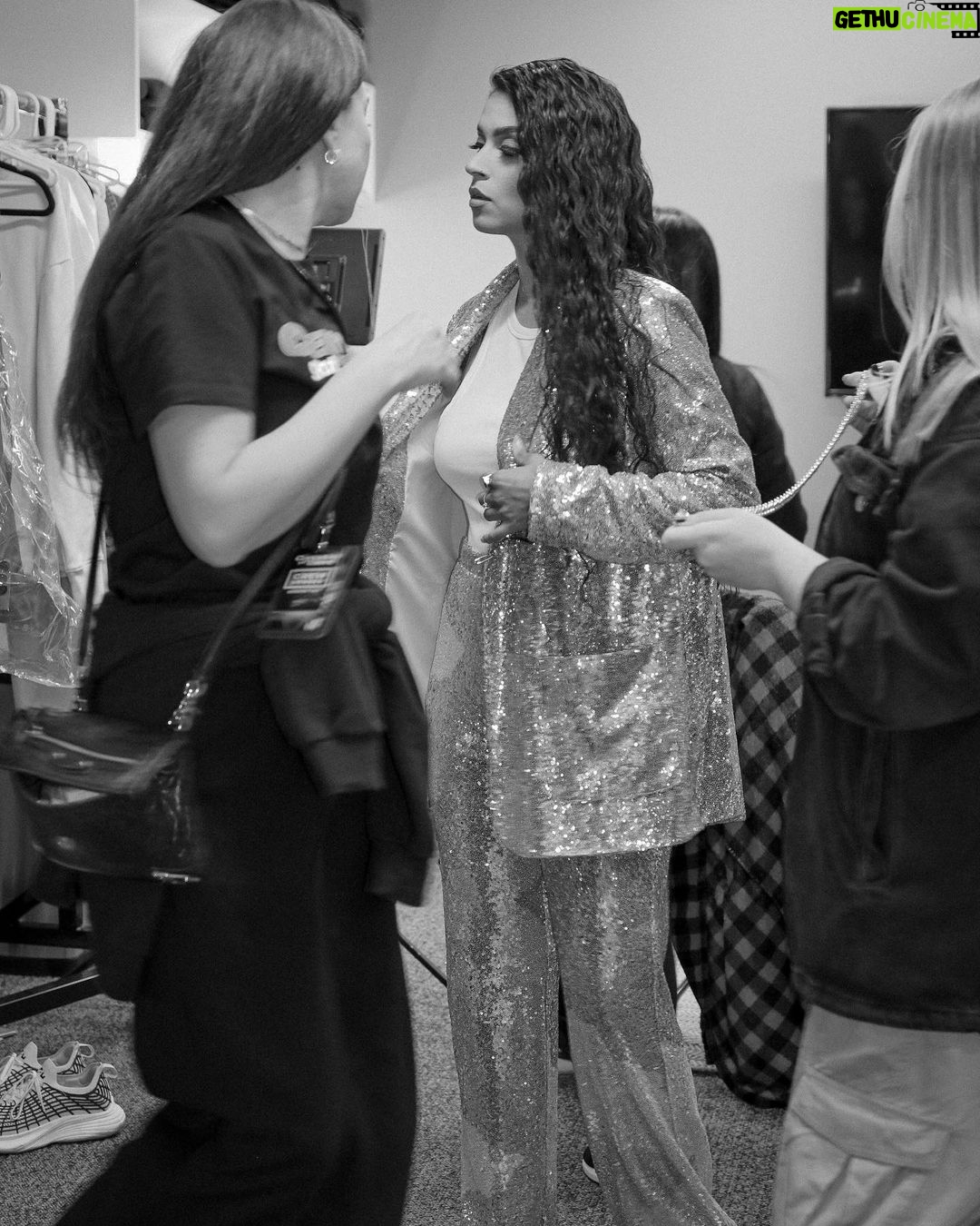 Lilly Singh Instagram - It takes a village ✨ To every single person who has helped me feel my best, perform my best and look my best… thank you ❤️ I get to wear the sparkles but behind me and beside me are always extraordinary people who work immensely hard. You deserve all the roses 🌹