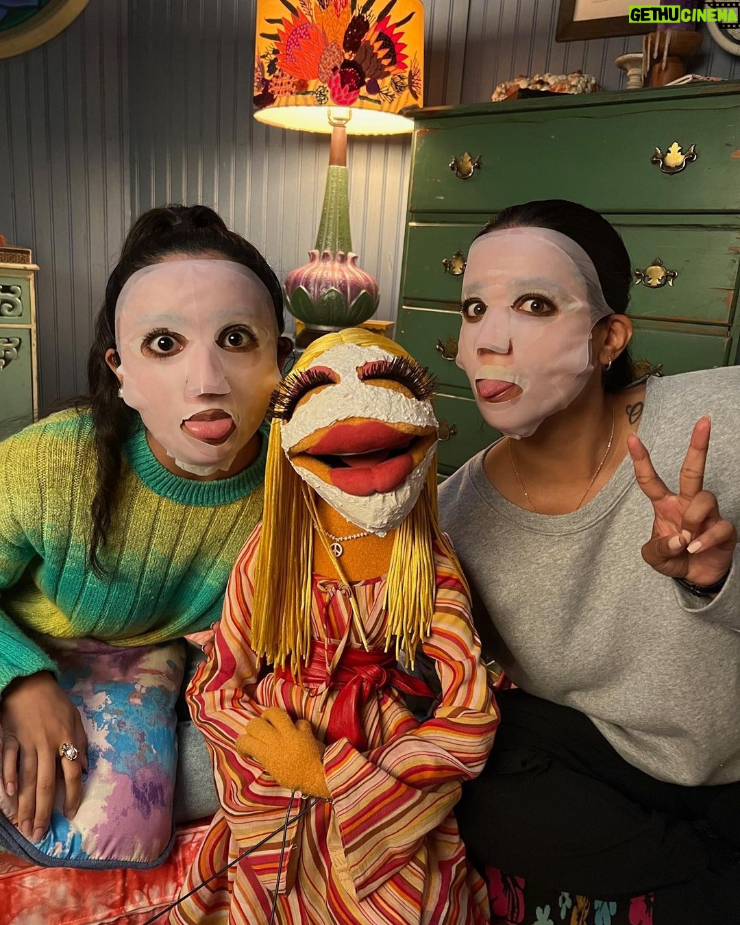 Lilly Singh Instagram - I can’t believe this is my job. Shooting @themuppetsmayhem was truly the experience of a lifetime. From having to yell at Morgan Freeman to hyping myself up with the Power Rangers theme song (cc: @tahj_mowry), it was a wild ride. Here’s some BTS to prove it 🙏🏽❤️ All 10 episodes are streaming now on Disney+. If you’ve watched it, I hope you enjoyed it! Sending my love and gratitude to you for taking the time ❤️ ROCK ON 🤟🏽