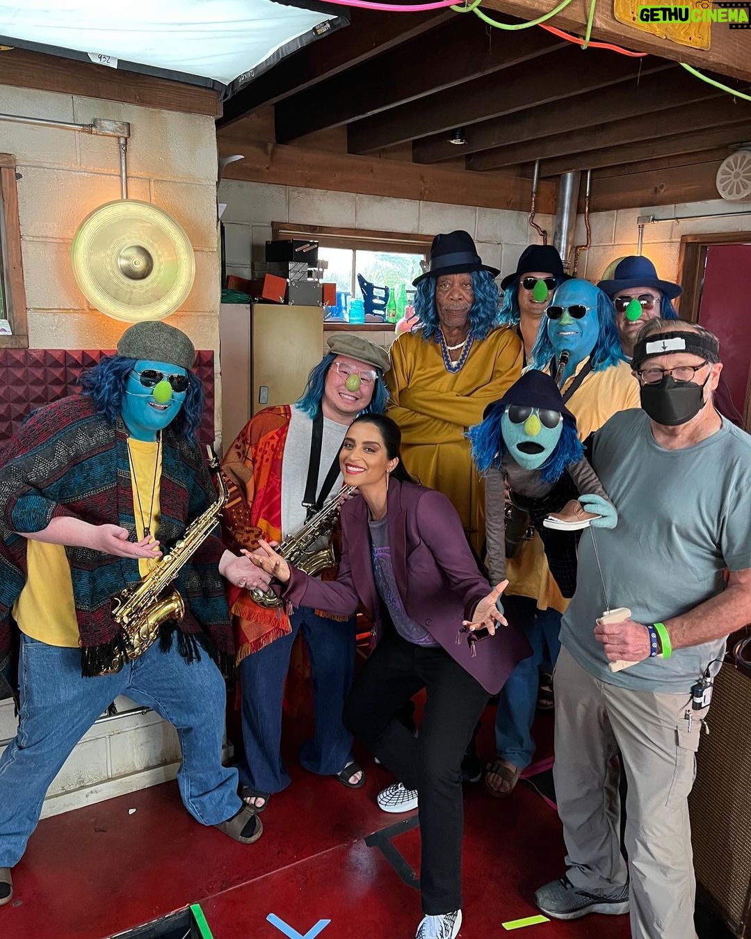Lilly Singh Instagram - I can’t believe this is my job. Shooting @themuppetsmayhem was truly the experience of a lifetime. From having to yell at Morgan Freeman to hyping myself up with the Power Rangers theme song (cc: @tahj_mowry), it was a wild ride. Here’s some BTS to prove it 🙏🏽❤️ All 10 episodes are streaming now on Disney+. If you’ve watched it, I hope you enjoyed it! Sending my love and gratitude to you for taking the time ❤️ ROCK ON 🤟🏽