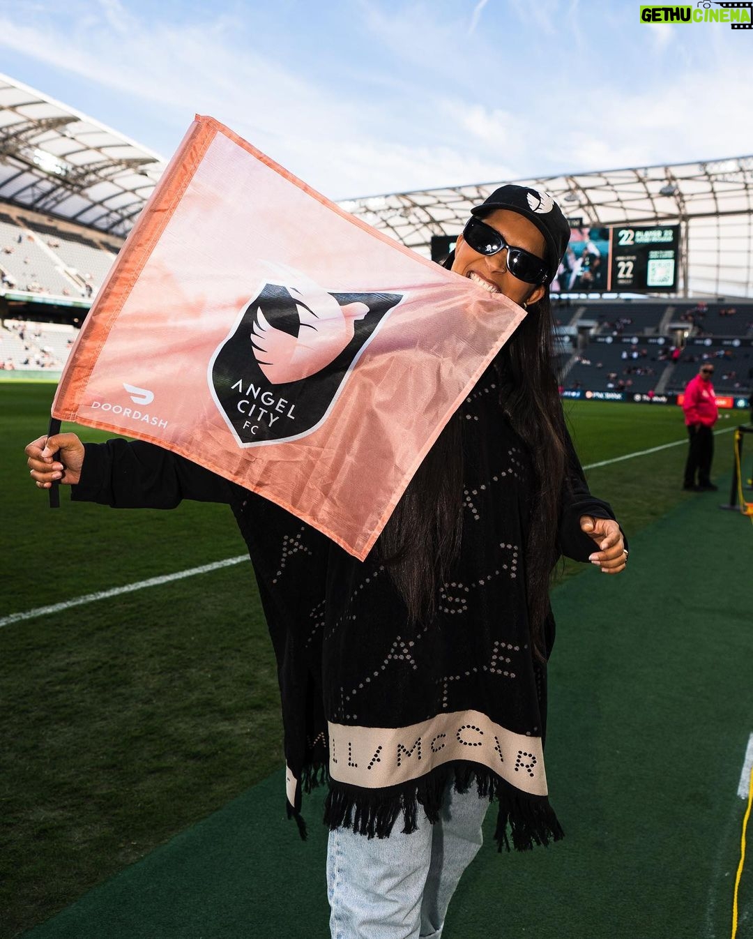 Lilly Singh Instagram - It’s game day baby! It’s time for me to cheer, applaud and ask someone what exactly the rules are! Let’s go @weareangelcity #ACFC ⚽️