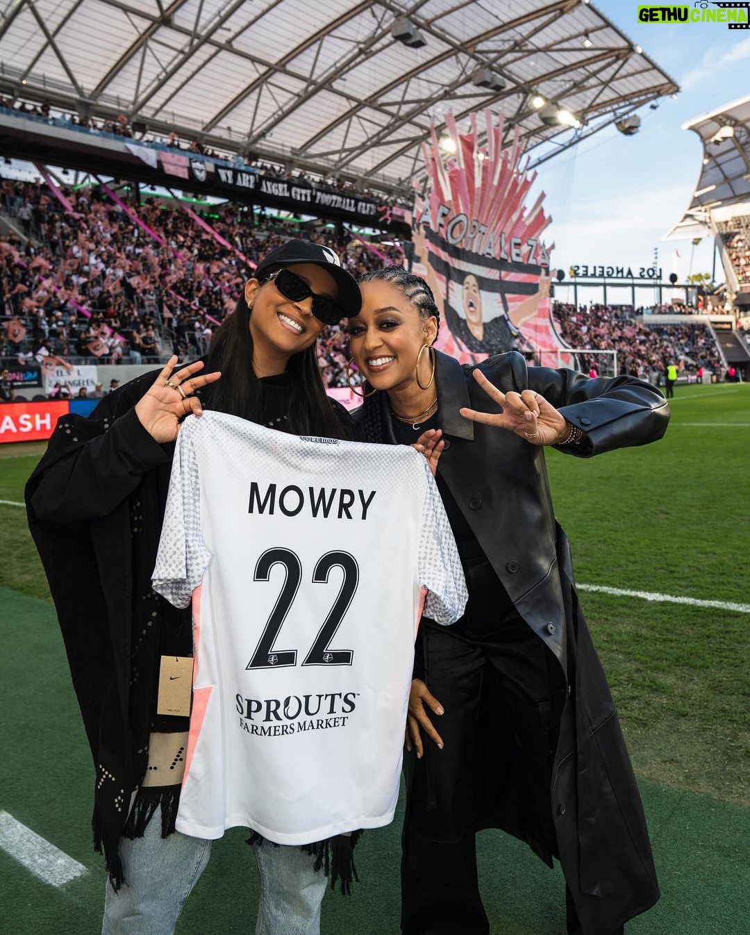 Lilly Singh Instagram - It’s game day baby! It’s time for me to cheer, applaud and ask someone what exactly the rules are! Let’s go @weareangelcity #ACFC ⚽️