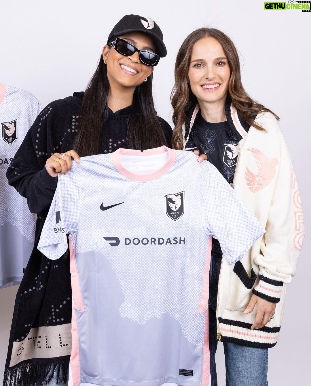 Lilly Singh Instagram - It’s game day baby! It’s time for me to cheer, applaud and ask someone what exactly the rules are! Let’s go @weareangelcity #ACFC ⚽️