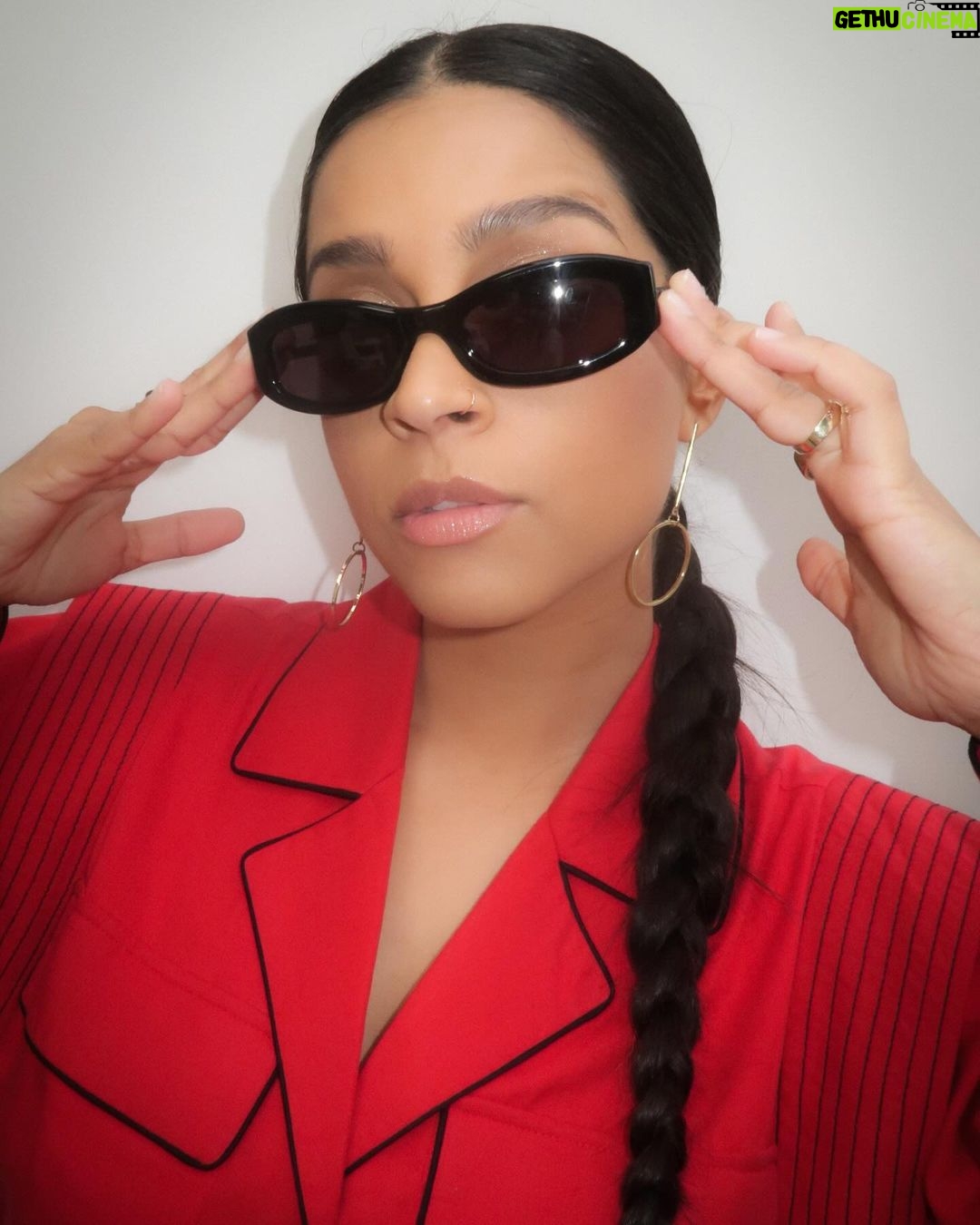 Lilly Singh Instagram - Stepped out to be amongst comedy royalty last night for the @curbyourenthusiasm final season premiere. The after party had fresh sushi and free merch and this is my new bar for success. Pretty, pretty, prettyyyyyy good.