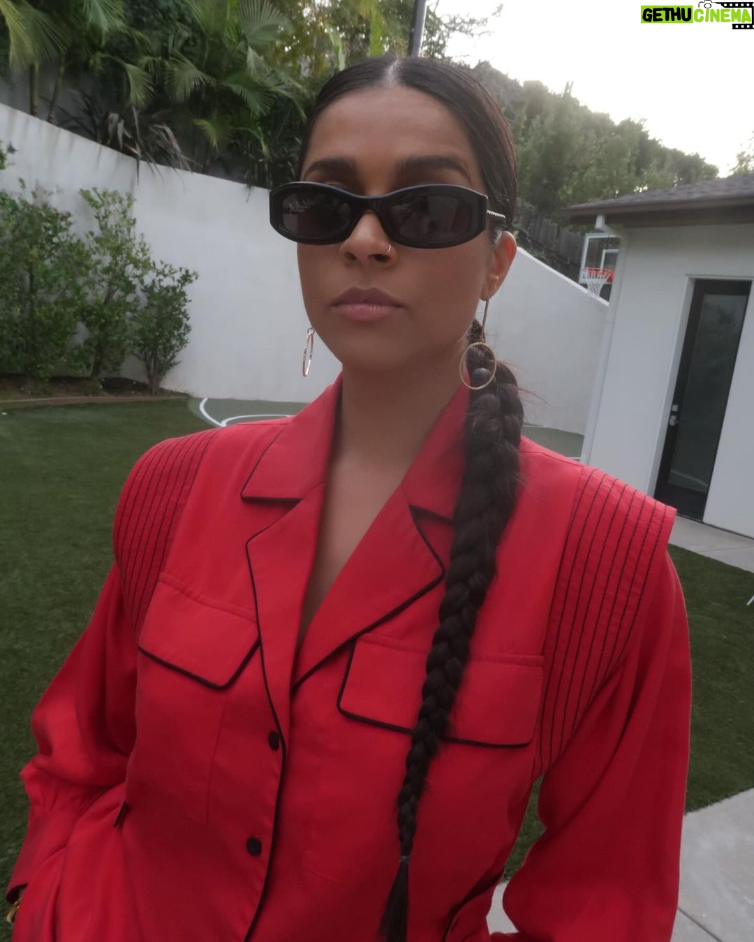 Lilly Singh Instagram - Stepped out to be amongst comedy royalty last night for the @curbyourenthusiasm final season premiere. The after party had fresh sushi and free merch and this is my new bar for success. Pretty, pretty, prettyyyyyy good.
