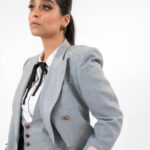 Lilly Singh Instagram - Daddy’s home 🏠 Love this @gucci number I wore this past weekend for the Golden Globes @Billboard After Party. Happy to report that I didn’t fall in this outfit 💅🏽 Suit: @gucci Jewels: @levian_jewelry Styling: @desireemorales Make Up: @aaronpaulbeauty Hair: @kattthompson Hair Prep: @AAVRANI Photo: @manelaylopez