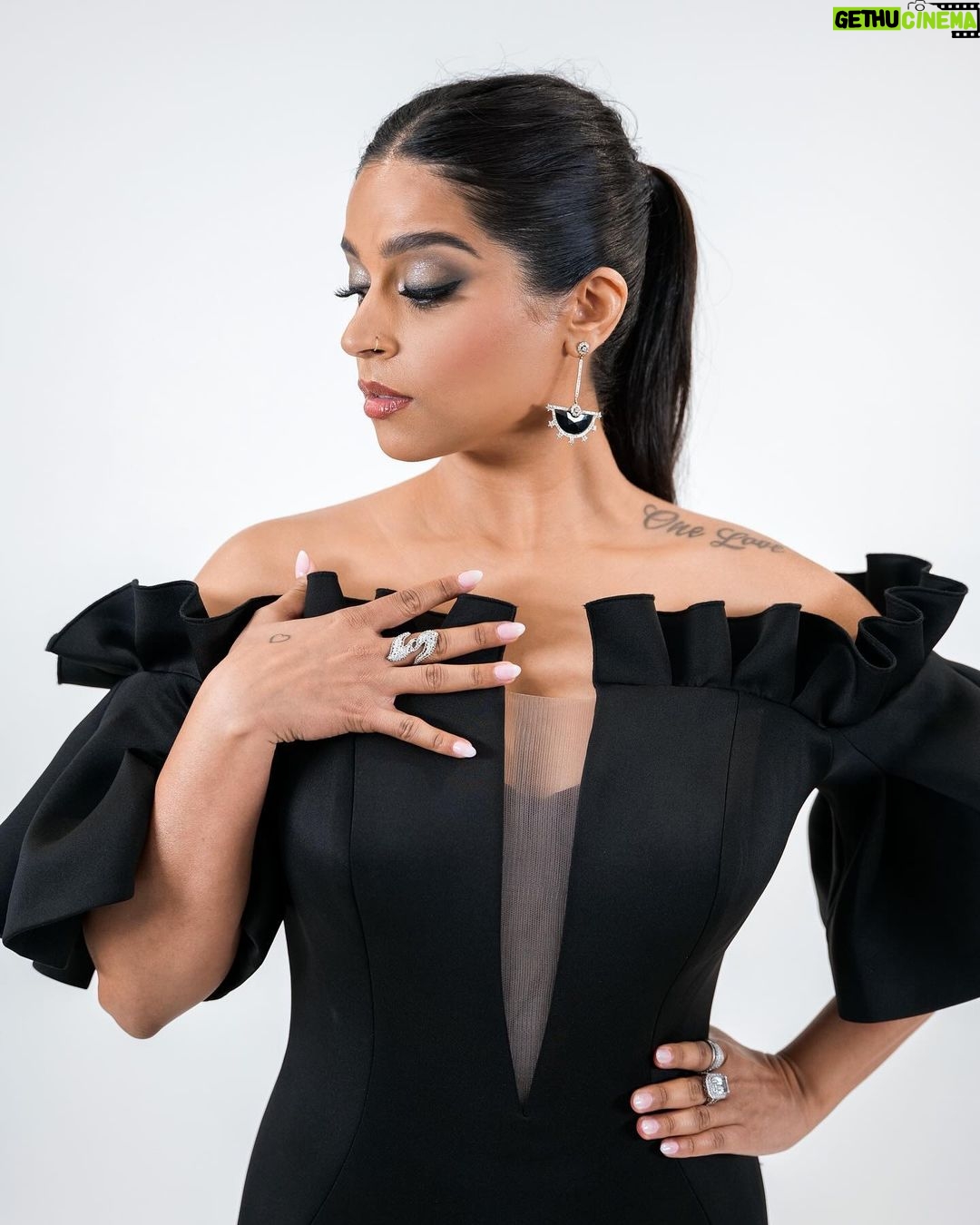 Lilly Singh Instagram - Last night for the Golden Globes ✨ I haven’t worn a dress in 4 years, but I felt called to start the new year with one. I’m happy to report that I somehow managed while wearing heels, having a long train and having no pockets. I was super proud of myself… until it was time to leave and I fell flat on my face while walking to my car. Welp. She is beauty, she is grace… 💁🏽♀️ Photo: @manelaylopez Dress: @jovanifashions Jewelry: @hanut101 Styling: @desireemorales Makeup: @aaronpaulbeauty Hair: @kattthompson Hair care: @AAVRANI