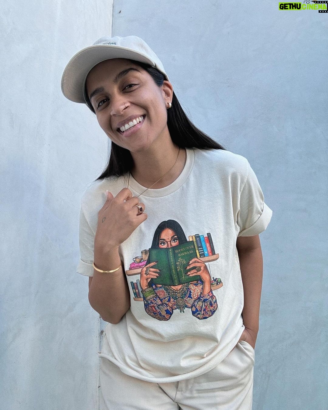 Lilly Singh Instagram - Maybe if I just play with my necklace a little… okay good, yes. And then maybe look away into space as if I’m pondering. Nailed it. One hand in pocket. Good, good. Adjust the hat a bit perhaps? Is this good? Wait, let me lean in a tad too on the side that hides my pimple. Perfffff. Boom. Candid. Natural. Sorry, just love my fit too much today. Monochromatic cream? It’s giving, “I carry a Tide pen in my pocket.” Ufffff. Grab yourself a “Books Over Bakwaas” t-shirt or sweater. For a limited time. Link in bio. 🔗 20% of proceeds go to @unicornisland Fund to help girls and women in India live life to their fullest potential (including literacy skills!) We love a full circle fashion-giveback moment. #GivingTuesday #LillysLibrary #HoliChic