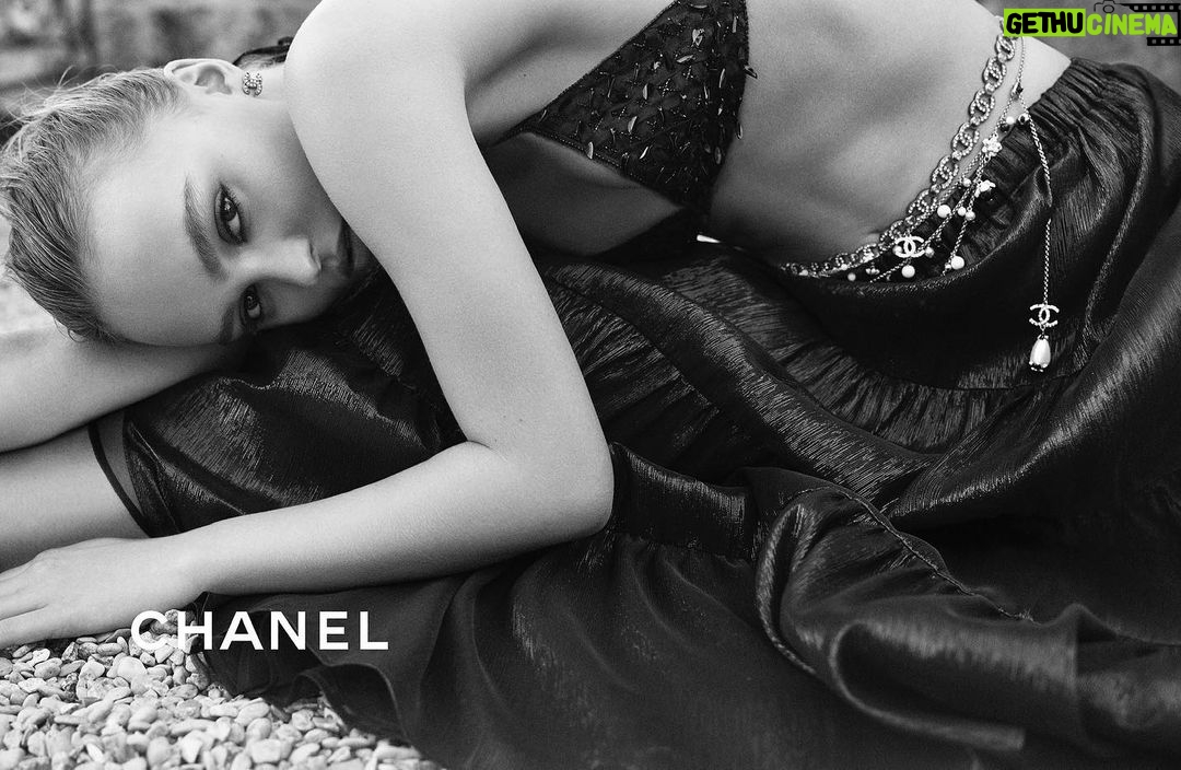 Lily-Rose Depp Instagram - @karimsadli @chanelofficial ✨✨✨♥️ #chanelcruise2021