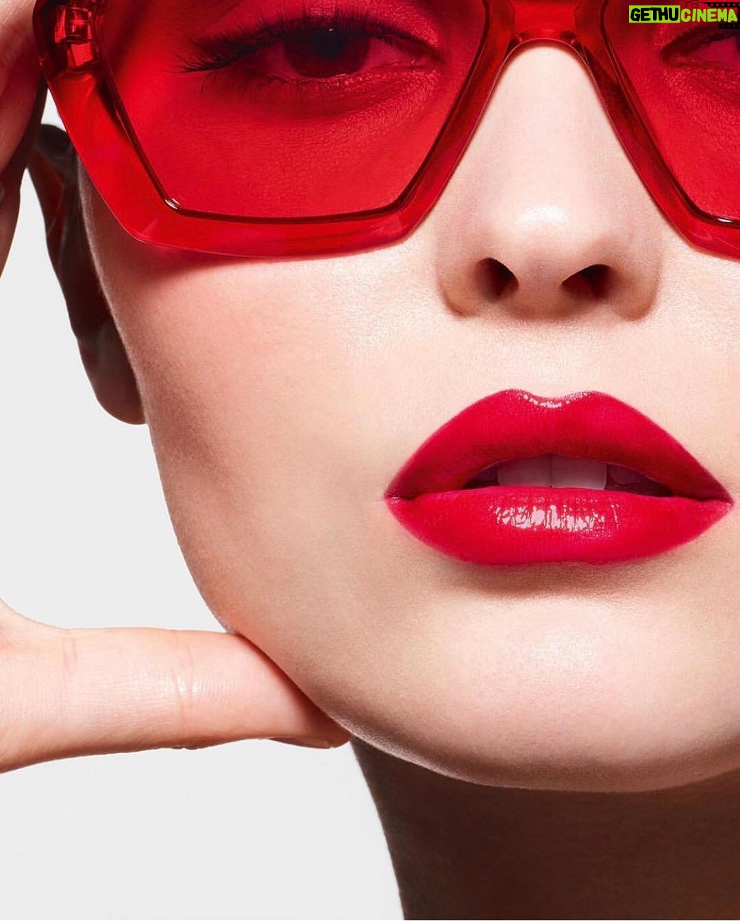 Lily-Rose Depp Instagram - Rouge Coco Flash 💋💥new from @chanel.beauty ! thank you to the best team @valeriemullon @tdesaintmaur @leilasmara @luciapicaofficial @solvesundsbostudio @odilegilbert_official ❤️❤️❤️ #chanelbeauty #rougecoco