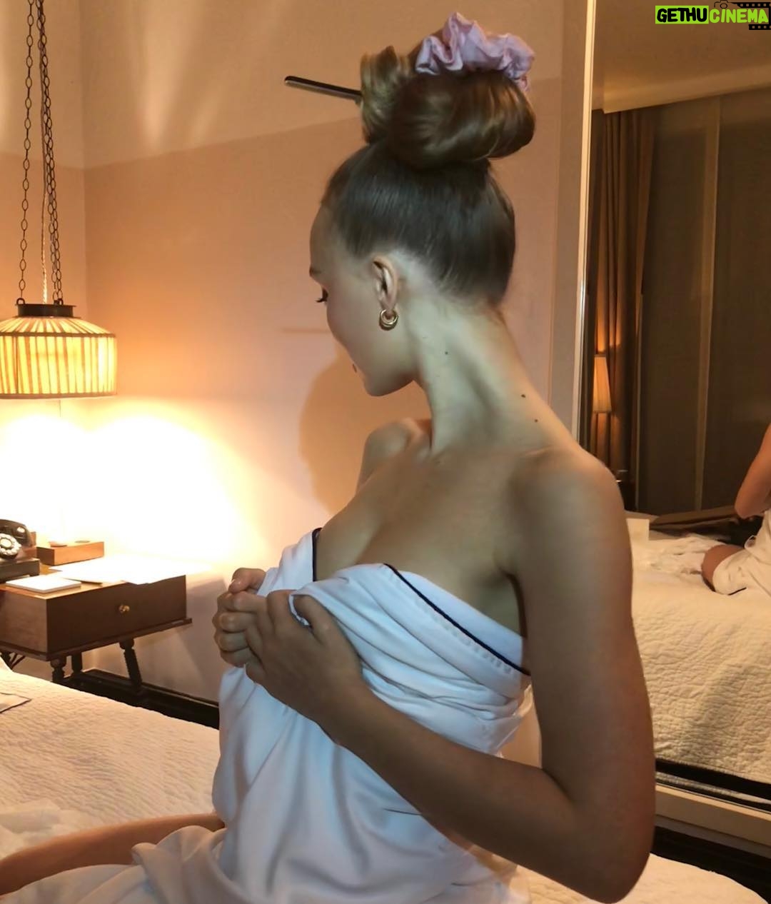 Lily-Rose Depp Instagram - last night celebrating No. 5 l’Eau Red edition in London❤️ merci @chanelofficial @chanel.beauty @valeriemullon and shouts to my glam boys @mr_alexandrycosta @christophedanchaud_ 🧖🏼♀️