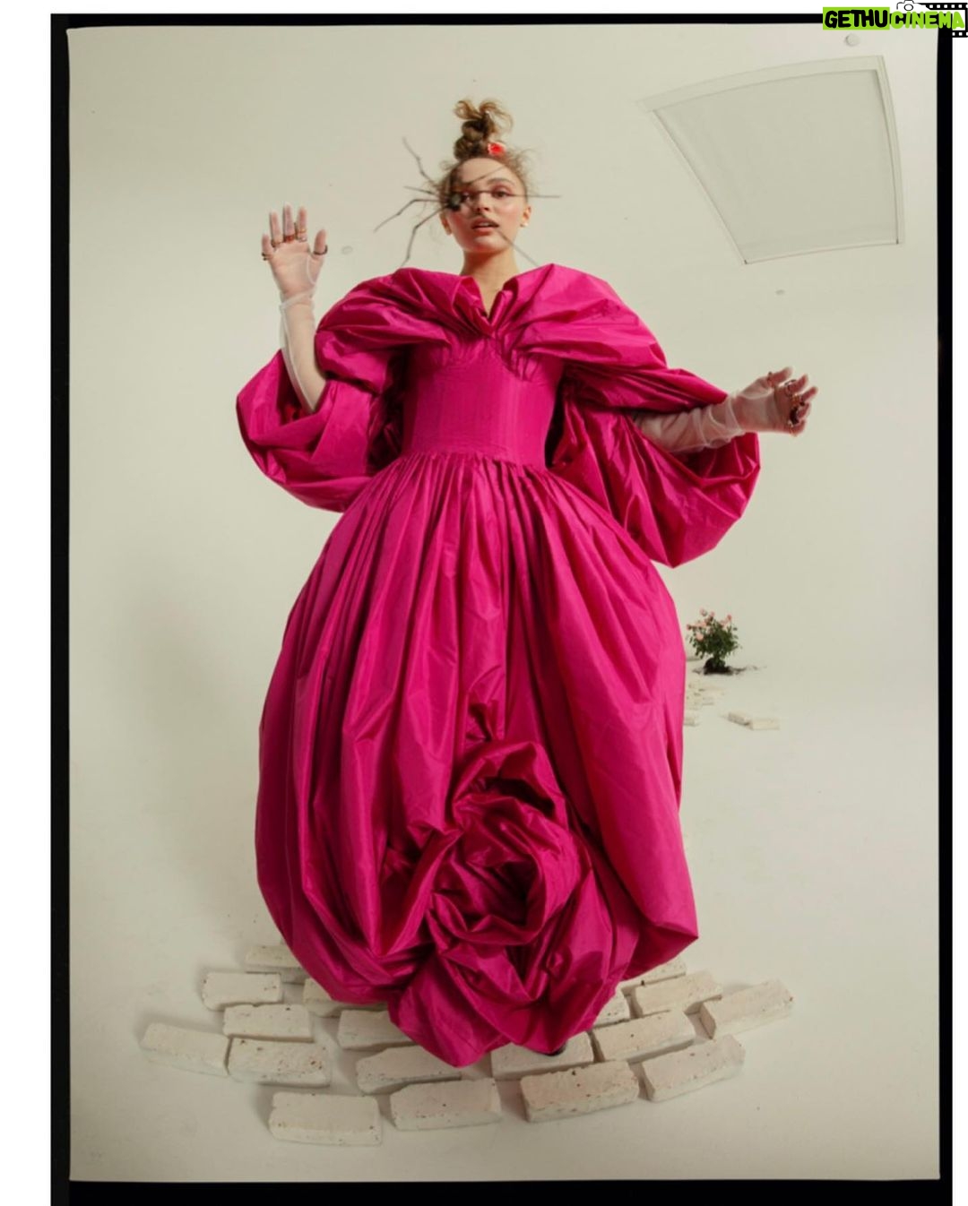 Lily-Rose Depp Instagram - @wmag by Tim Walker 🌹 styled by @saramoonves Talking #TheKing ⚔️ Eeee such a dream come true to work with this amazing team !!! Thank you thank you to all involved ! More on W ;)