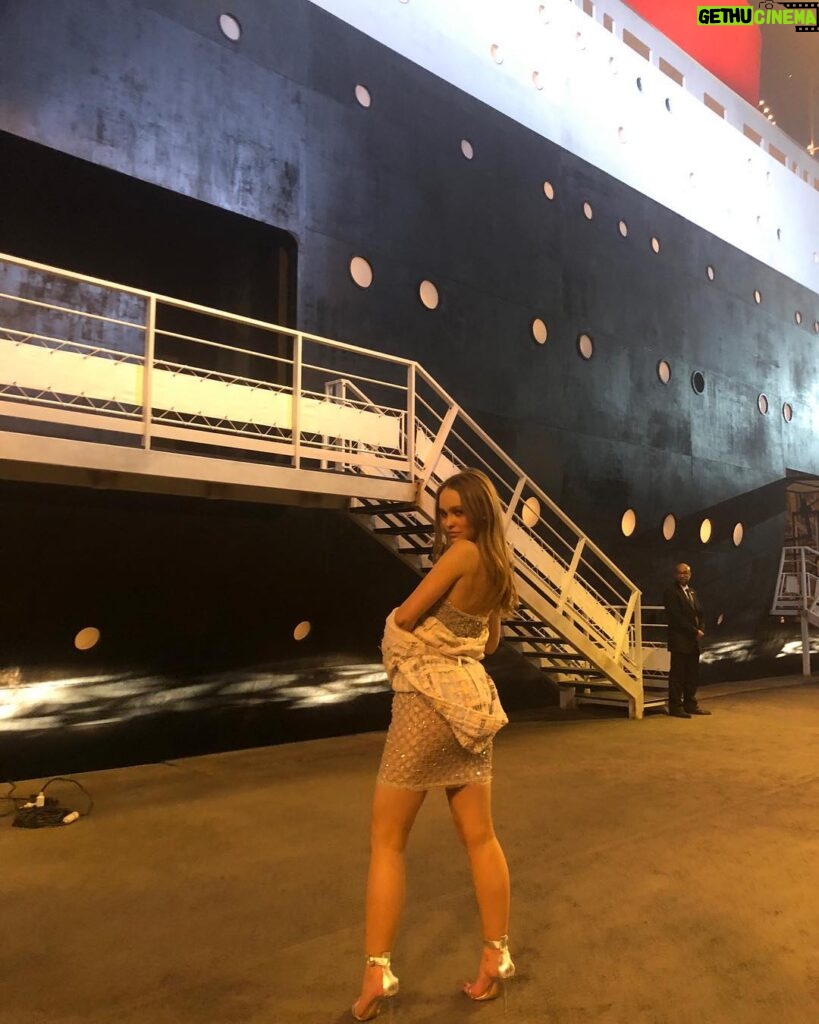 Lily-Rose Depp Instagram - All aboard⚓️Chanel Cruise Merci @chanelofficial et Karl❤️ Beautiful evening and collection!