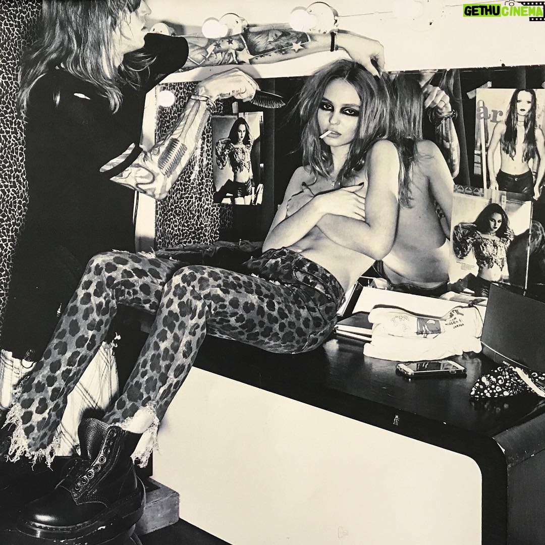 Lily-Rose Depp Instagram - Love u mommy🤰🏼 @crfashionbook @stevenkleinstudio @carineroitfeld @benperreira 🍒