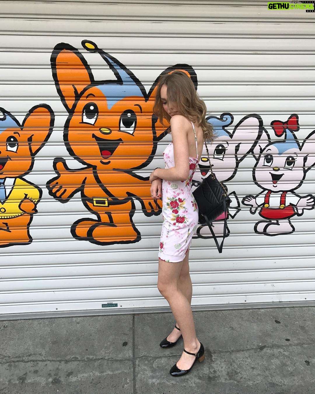 Lily-Rose Depp Instagram - #CHANELmetiersdart #パリコスモポライト