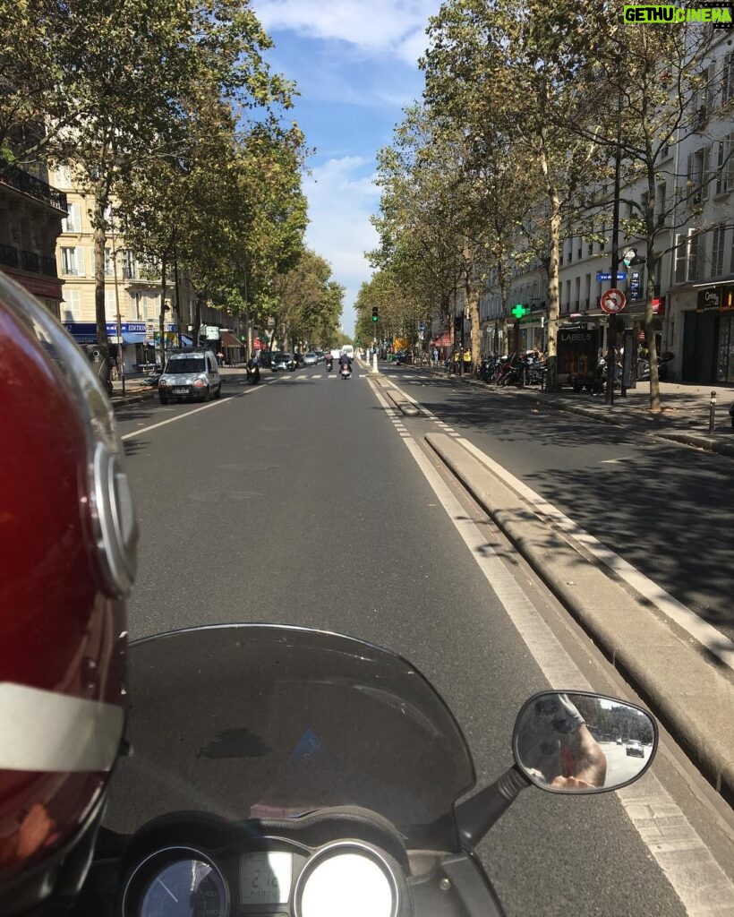 Lily-Rose Depp Instagram - Paris ❤️ #13novembre Paris me manque et vous aussi @guillaumegouix @alyssonparadis