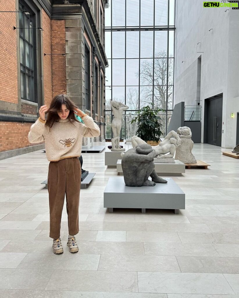 Lily Collins Instagram - Sculptural Sundays at @smkmuseum…