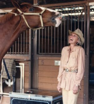 Linda Evans Instagram - Laughter is good for the soul. ✨⠀
⠀
Photo: © Sean Catherine Derek