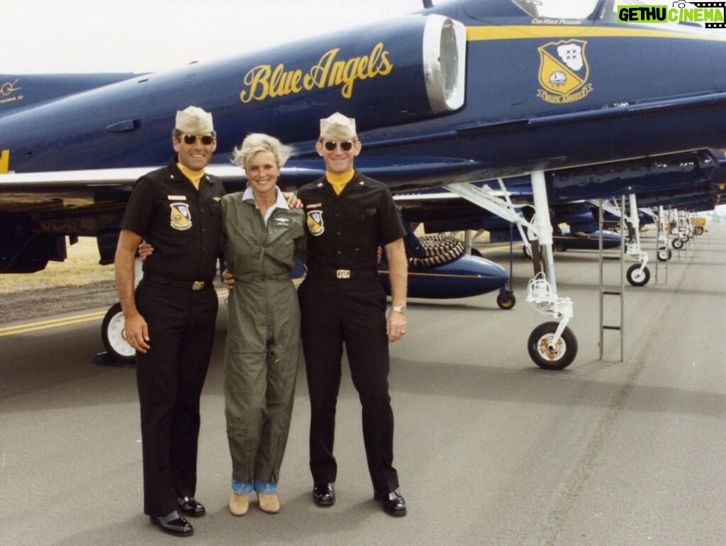 Linda Evans Instagram - To all the remarkable leaders, first responders, doctors, nurses, drivers, helpers, workers, and everyone doing your part in keeping people safe, healthy and cared for so fully – thank you! You are all our angels! 💛⠀ ⠀ Photo: © Courtesy of the Blue Angels
