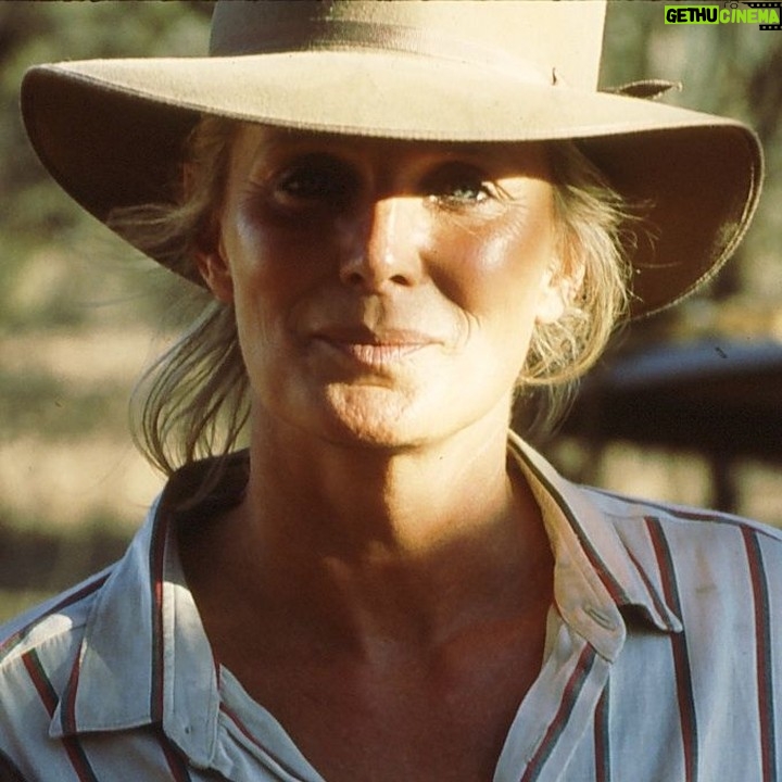 Linda Evans Instagram - Right now, we are seeing the beauty of the human spirit. We are seeing people rise up out of their fear, out of the moments that are so difficult and they are bringing their courage and their strength to help other people. There is nobility and greatness going on in the midst of these difficult times. 💛 📸: Sean Catherine Derek