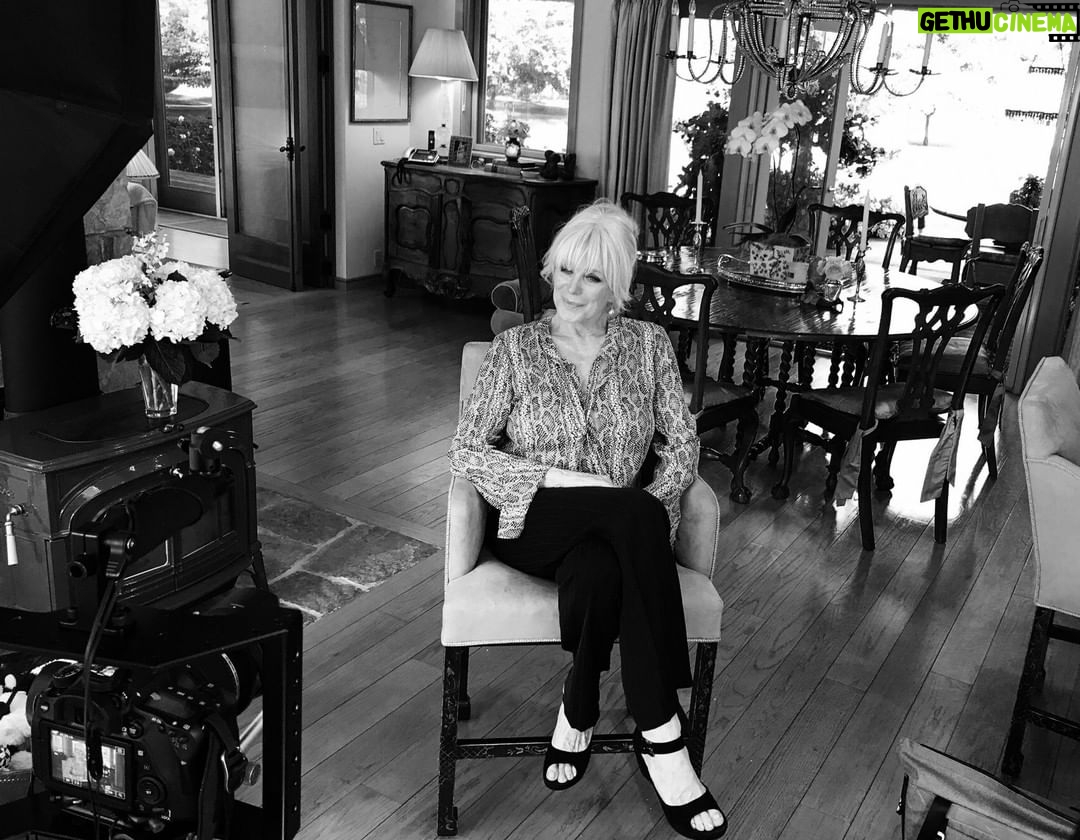 Linda Evans Instagram - I love Maria Shriver and relish her Sunday Paper. Everything she expresses touches my heart... "It's always inspiring to me to meet people who feel that they can make a difference in the world. That's their motive, that's their passion... I think that's what makes your life meaningful, that's what fills your own heart and that's what gives you purpose." β Maria Shriver π« πΈ: Laura Schuman