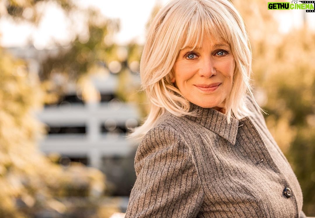 Linda Evans Instagram - This wondrous holiday season, let’s bring the fullness of who we are to each day, each friend, and everyone we meet. 💖 When we extend a hand, share a smile, offer understanding, open our hearts… the spirit of the season gets brighter and brighter.✨ 🌟💫