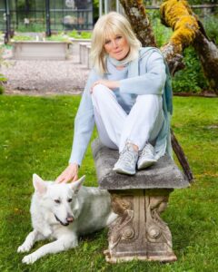 Linda Evans Instagram - Alexie and I are wishing you happy and healthy days ahead of the new year, doing what you love and loving what you do 💛. Stay safe and well! 🌼 Love, Linda 📷 Jonas Mohr I AGENCYCALL