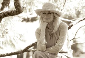 Linda Evans Instagram - Everything has a time and a purpose. ✨

While the world has slowed down, I’ve taken many precious moments to myself to get to know and love the most important person in my life… me. I’m really listening to my heart, feeling my fears, my joys, my doubts, and dreams.

This time has so many gifts for us... and surprises. So, get excited! See it as a great adventure. And take all the time you need for your mind, body, and spirit. I am too. 💜