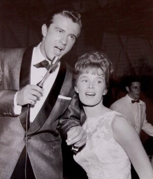Linda Evans Instagram - This was John Rockwell and me in a pilot called “Buttons”. The studio dyed my hair brown and it fell out! That’s when Sydney Guilaroff, a hair stylist in Hollywood’s Golden Age, decidedly made me a blonde. MGM didn’t pick up the series, but it changed my life because they put me under contract. It always amazes me that so much happens for a reason we sometimes only realize in hindsight.