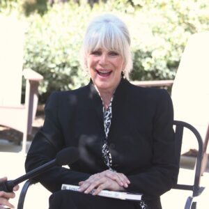 Linda Evans Instagram - One of the great gifts of being on the book tour about my life was having such incredible laughs along the way! Belly chuckles are the best. 🌟