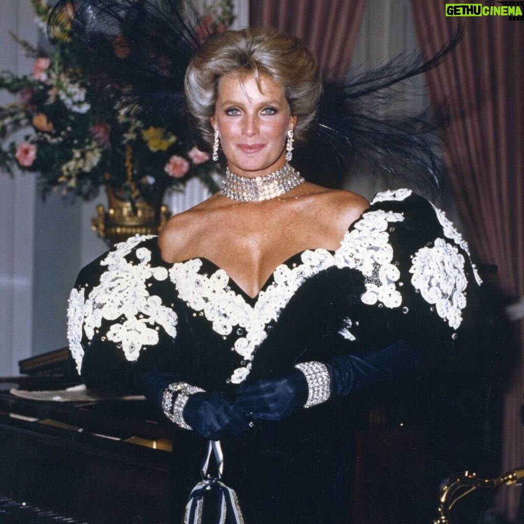 Linda Evans Instagram - People think of the most ingenious quarantine trends. But just so you know, I never take my garbage out wearing this. ⠀ ⠀ Circa 1980s ✨⠀ ⠀ Photo credit: © American Broadcasting Companies, Inc.