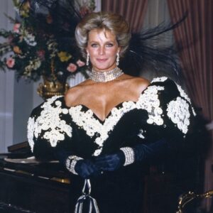 Linda Evans Instagram - People think of the most ingenious quarantine trends. But just so you know, I never take my garbage out wearing this. ⠀
⠀
Circa 1980s ✨⠀
⠀
Photo credit: © American Broadcasting Companies, Inc.