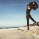 Linda Lapinsh Instagram - Разделила ваши вопросы на категории ,это Ответы из категории «Прозаичные вопросы».Часть первая 📌Рост 180. Из плюсов-меня всегда видно. Из минусов-меня всегда видно. 📌Мой голос. Он низкий и местами с некоторой хрипотцой . Таким он был всегда . Я не скурилась, не спилась и не ещё «чьи-то мутные нелепые дебильные предположения»🤦🏼‍♀️. Он, просто, такой. 📌Любимый цвет чёрный. Чаще всего не люблю , когда что-то отвлекает от главного 🖤 📌Спорт не люблю. Но так сложилось , что по какому-то невероятному стечению обстоятельств в виде ген , выгляжу так, как-будто люблю💪🏻. Но подумываю , что надо начать хотя бы бегать и качать попец🍑. Я очень ленивая , нет я ОЧЕНЬ ленивая в отношении всего , что не касается работы. 📌Фамилия 🤌🏼. Один из самых задаваемых вопросов . Мой папа из Латвии, в Латвии «Лапиньш» одна из самых распространённых фамилий , на сколько мне известно 🤷‍♀️. И как многие отмечают , она действительно неправильно звучит . У мужчины она звучит как Лапиньш , а у женщин она должна меняться на Лапиня. Но так как паспорт я получала в России, меня так и записали , родители на этот счёт не парились 👀. Так что теперь в мире есть женщина с мужской фамилией👏🏻👏🏻👏🏻 . 📌Еда. Не так интересно, но запрос был и не один! Ем много, преимущественно вкусно. Вкусно , это остро 👅🔥. Чем острее, тем лучше🤯 . Если из всех кухонь мира нужно будет выбрать одну, это 💯 будет итальянская , на втором месте тайская. Есть два продукта , которые всегда в рационе- авокадо и киноа. 📌Хобби есть, моя работа🎬. Я счастливый человек🧞‍♀️. 📌Какую страну хотела бы посетить . Я мечтаю о кругосветке , уже давно. Я считаю, что путешествия это неиссякаемый источник вдохновения .Надеюсь, когда-нибудь я воплочу эту мечту. На первом месте Исландия . 📌Собака есть , но не у меня , а у мамы. Это такса, зовут Кокос🥥. Хитрожопейшее существо , скажу я вам. Моё сердце отдано таксам . Когда встречаю на улицу таксу, тупею от восторга и нежности⚙️🔨 . Сама не завожу, потому что это большая ответственность , а у меня на это нет времени. #напудрилаусы#трясухаризмой#актрисахуиса#танцуйтак#какбудто#тапкигорят#нервируюптиц#гадаюпоителлекту#укротительницаумственныхспособностей#конкурентфламинго