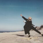 Linda Lapinsh Instagram - Разделила ваши вопросы на категории ,это Ответы из категории «Прозаичные вопросы».Часть первая 📌Рост 180. Из плюсов-меня всегда видно. Из минусов-меня всегда видно. 📌Мой голос. Он низкий и местами с некоторой хрипотцой . Таким он был всегда . Я не скурилась, не спилась и не ещё «чьи-то мутные нелепые дебильные предположения»🤦🏼‍♀️. Он, просто, такой. 📌Любимый цвет чёрный. Чаще всего не люблю , когда что-то отвлекает от главного 🖤 📌Спорт не люблю. Но так сложилось , что по какому-то невероятному стечению обстоятельств в виде ген , выгляжу так, как-будто люблю💪🏻. Но подумываю , что надо начать хотя бы бегать и качать попец🍑. Я очень ленивая , нет я ОЧЕНЬ ленивая в отношении всего , что не касается работы. 📌Фамилия 🤌🏼. Один из самых задаваемых вопросов . Мой папа из Латвии, в Латвии «Лапиньш» одна из самых распространённых фамилий , на сколько мне известно 🤷‍♀️. И как многие отмечают , она действительно неправильно звучит . У мужчины она звучит как Лапиньш , а у женщин она должна меняться на Лапиня. Но так как паспорт я получала в России, меня так и записали , родители на этот счёт не парились 👀. Так что теперь в мире есть женщина с мужской фамилией👏🏻👏🏻👏🏻 . 📌Еда. Не так интересно, но запрос был и не один! Ем много, преимущественно вкусно. Вкусно , это остро 👅🔥. Чем острее, тем лучше🤯 . Если из всех кухонь мира нужно будет выбрать одну, это 💯 будет итальянская , на втором месте тайская. Есть два продукта , которые всегда в рационе- авокадо и киноа. 📌Хобби есть, моя работа🎬. Я счастливый человек🧞‍♀️. 📌Какую страну хотела бы посетить . Я мечтаю о кругосветке , уже давно. Я считаю, что путешествия это неиссякаемый источник вдохновения .Надеюсь, когда-нибудь я воплочу эту мечту. На первом месте Исландия . 📌Собака есть , но не у меня , а у мамы. Это такса, зовут Кокос🥥. Хитрожопейшее существо , скажу я вам. Моё сердце отдано таксам . Когда встречаю на улицу таксу, тупею от восторга и нежности⚙️🔨 . Сама не завожу, потому что это большая ответственность , а у меня на это нет времени. #напудрилаусы#трясухаризмой#актрисахуиса#танцуйтак#какбудто#тапкигорят#нервируюптиц#гадаюпоителлекту#укротительницаумственныхспособностей#конкурентфламинго