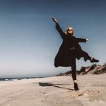 Linda Lapinsh Instagram - Разделила ваши вопросы на категории ,это Ответы из категории «Прозаичные вопросы».Часть первая 📌Рост 180. Из плюсов-меня всегда видно. Из минусов-меня всегда видно. 📌Мой голос. Он низкий и местами с некоторой хрипотцой . Таким он был всегда . Я не скурилась, не спилась и не ещё «чьи-то мутные нелепые дебильные предположения»🤦🏼‍♀️. Он, просто, такой. 📌Любимый цвет чёрный. Чаще всего не люблю , когда что-то отвлекает от главного 🖤 📌Спорт не люблю. Но так сложилось , что по какому-то невероятному стечению обстоятельств в виде ген , выгляжу так, как-будто люблю💪🏻. Но подумываю , что надо начать хотя бы бегать и качать попец🍑. Я очень ленивая , нет я ОЧЕНЬ ленивая в отношении всего , что не касается работы. 📌Фамилия 🤌🏼. Один из самых задаваемых вопросов . Мой папа из Латвии, в Латвии «Лапиньш» одна из самых распространённых фамилий , на сколько мне известно 🤷‍♀️. И как многие отмечают , она действительно неправильно звучит . У мужчины она звучит как Лапиньш , а у женщин она должна меняться на Лапиня. Но так как паспорт я получала в России, меня так и записали , родители на этот счёт не парились 👀. Так что теперь в мире есть женщина с мужской фамилией👏🏻👏🏻👏🏻 . 📌Еда. Не так интересно, но запрос был и не один! Ем много, преимущественно вкусно. Вкусно , это остро 👅🔥. Чем острее, тем лучше🤯 . Если из всех кухонь мира нужно будет выбрать одну, это 💯 будет итальянская , на втором месте тайская. Есть два продукта , которые всегда в рационе- авокадо и киноа. 📌Хобби есть, моя работа🎬. Я счастливый человек🧞‍♀️. 📌Какую страну хотела бы посетить . Я мечтаю о кругосветке , уже давно. Я считаю, что путешествия это неиссякаемый источник вдохновения .Надеюсь, когда-нибудь я воплочу эту мечту. На первом месте Исландия . 📌Собака есть , но не у меня , а у мамы. Это такса, зовут Кокос🥥. Хитрожопейшее существо , скажу я вам. Моё сердце отдано таксам . Когда встречаю на улицу таксу, тупею от восторга и нежности⚙️🔨 . Сама не завожу, потому что это большая ответственность , а у меня на это нет времени. #напудрилаусы#трясухаризмой#актрисахуиса#танцуйтак#какбудто#тапкигорят#нервируюптиц#гадаюпоителлекту#укротительницаумственныхспособностей#конкурентфламинго