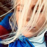 Linda Lapinsh Instagram - Сегодня у меня заключительная смена на КАМАЗ Мастере 🤘🏻. Это было захватывающее путешествие длинною в 8 месяцев . Этот проект посвящён Легендарной команде «КАМАЗ-мастер». А про них есть что рассказать !❗️17❗️раз они побеждала в ралли «Дакар»! А это , на минуточку , одна из самых сложных и опасных в мире гонок ✊🏻 . Кроме того, «КАМАЗ-мастер» - восьмикратный победитель международного ралли «Шелковый путь», бессменный лидер чемпионатов России по ралли-рейдам. Почти вся плеяда камазовских гонщиков неоднократно награждена высокими правительственными наградами🦾🦾🦾 Съёмки картины проходили в республике Татарстан – на тренировочной базе «КАМАЗа» в Набережных Челнах , в Казани,в Астрахани и Астраханской области на территории, где проходит ралли-рейд автогонки «Золото Кагана», а также в Москве Моя героиня единственная в команде женщина...👌🏻💪🏻🤙🏻 Может среди вас есть женщины из автоспорта или любители этого зрелища ⛔️? Напишите свои самые яркие истории и моменты связанные с гонками 🏍🏍🏍 Да и вообще , интересно , каким вы видите собирательный образ женщины 🦸🏼‍♀️🦸🏼‍♀️🦸🏼‍♀️в мужском мире  гоночных грузовиков ? Хотите подробностей ❓ #линдалапиньш #kamazmaster #золотокогана #kamaz #dakarrally #silkwayrally @kamazmastersport @dakarrally @silkwayrally @artpictures.ru @ntvru