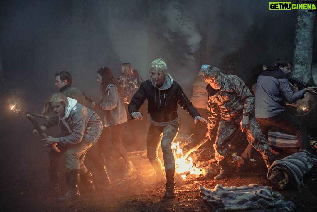 Linda Lapinsh Instagram - Загибаем пальцы : 1. Яма с трупами 2. Зеки 3. Волки 4. ? #линдалапиньш#викториякемпиннен#ИгранаВыживание #ТНТ #Premier #Амедиа #Amedia @tnt_online @premier_online @amediaproduction Версия для крепких нервов 23:00 на @premier_online 🔥 Версия для нетерпеливых в 22:00 на ТНТ 👁
