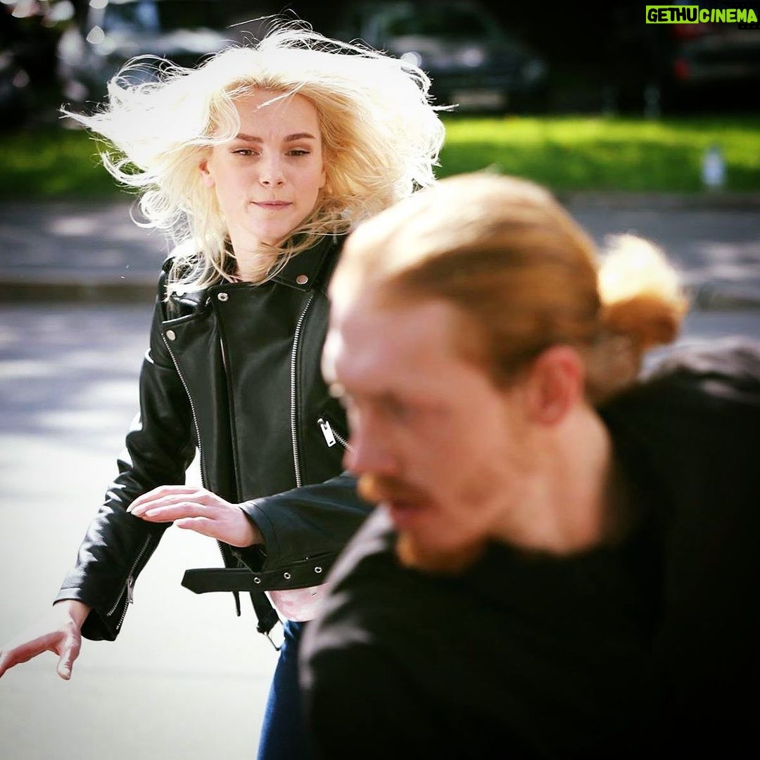 Linda Lapinsh Instagram - Женщина грация. Женщина ручеёк.#напудрилаусы#трясухаризмой#актёркалапиньш#лицочеловекапознавшегоистину#нелюблюрыжих#попов#лизгинкаполатышски#рублю#партнёров#вкуски#лицосъехалонемножко#игровыеладошки#идеальныйракурс#рабочаясторона