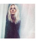 Linda Lapinsh Instagram - Я верил в вечную любовь. Хотя вообще-то должен был заподозрить подвох еще в детстве. Все русские сказки о том, что сказке конец сразу после свадьбы. Пиво-мед выпили, по усам текло что-то подозрительное, пару дней погуляли, неделю поспали и наступают суровые будни. Со временем у меня появилась своя теория на этот счет. Я подумал так: если ты хочешь жениться, спроси себя, сможешь ты с этим человеком в одном гробу лежать или нет. Ну вот так, просыпаешься ты такой, а тут бах прямо перед тобой труп невесты. И он уже разлагается. И ты тоже, но ты себя не видишь, конечно. А у нее уже и нос отвалился, и кожа с костей сходит. Вот сможешь ты в одном гробу с ней лежать? Если да-женись.#трясухаризмой#актёркалапиньш#напудрилаусы#актриса#кажется#мои#хлопья#летят#наверх#шторалучшийзадник#почти#успешный#человек#лицочеловекапознавшегоистину #улыбайтесьгоспода