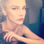 Linda Lapinsh Instagram - "Счастье, как и несчастье, соткано из одной и той же материи- из времени. А если точнее, из его скоротечности...Не спеши...Всё будет...в обмен на молодость"#напудрилаусы#трясухаризмой#актрисы#онитакие#онисложные#какчеремша#чужиемысли#стареющей#актрисы#надеюсь#за#скучный#инстаграмм#я#нереинкарнируюсь#врябину#хотявсётлен#это#актёркалапиньш#говорит#лицочеловекапознавшегоистину#непростотакзнаетелидается