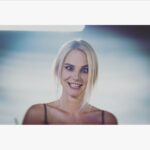 Linda Lapinsh Instagram - " Не многие из нас в этом признаются, но, в основном, актёры читают сценарий так: хуйня...хуйня...моя часть...бла-бла-бла..." Майкл Джей Фокс. Категорически согласна✊🏻.#actress#theatre#актриса#актёркалапиньш#напудрилаусы#трясухаризмой#лицочеловекапознавшегоистину#психическая#бабадеспот#лавандовоенастроение#