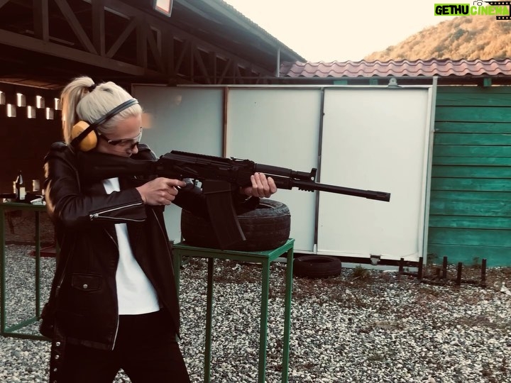 Linda Lapinsh Instagram - Ак 47. Дробовик Сайга 12. Глок. ПМ-скотина собака.P.S Вы наикрутейшие @abh_shooting . #актёркалапиньш#напудрилаусы#трясухаризмой#генстащит#пиупиу#ищутарантино#особые#приметы#дьявольски#оху&нен#бешеныепсы Suhum