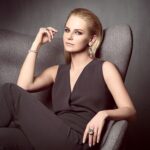 Linda Lapinsh Instagram - День Защитника Отечества. В первую очередь , это наши мужчины и женщины, выбравшие профессии военных, спасателей, пожарных, медицинских работников. Но , это ещё все те, кто не только по призванию,но и по духу ВОИНЫ и защитники! ВОИНЫ, кто и в мирное и в военное время не задумываясь сделают всё, чтобы защитить тех, кто в этой защите нуждается. С праздником вас , ВОИНЫ✊🏻