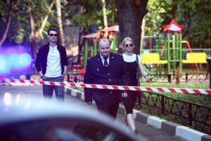 Linda Lapinsh Instagram - Сериал «Стажёры»👮🏼‍♀️👮🏼‍♀️👮🏽‍♂️👮🏼. Проект , который подарил мне ощущение братства. Мои любимые , родные , @dimka_smirnov @azamat_nigmanov @p.a.z.y.c.h спасибо вам за дружбу, за великолепное партнёрство , за бесконечное веселье , за то, что рядом с вами я смогла вернуться в детство , за ощущение того, что всё только начинается! Я восхищаюсь вашим актёрским бесстрашием, вы настоящие таланты! Я горжусь тем, что имела возможность работать и быть с вами ! Я вас крепко обнимаю. 

Этот проект мы снимали в 2018 году. Он должен был увидеть свет на Нтв , но по неведомым мне причинам , его решили показать на Казахстанском телевидении 🤷‍♀️. Что в общем -то круто, но мы рассчитывали что его сможет посмотреть и российский зритель 🖤. Не смотря , на эти и другие «но», для меня он настолько значим с человеческой точки зрения , что я пожалуй , не хочу заценивать его не с каких других  позиций . А вот вы сможете сделать это без труда , все 24 серии есть в интернете 🤌🏼👌🏻

#линдалапиньш#актрисахуиса#напудрилаусы#трясухаризмой#стажеры#фирменноехамствосмирнова#безукоризненныешутейкихохла#басурманскийдраматизм#клоунынараздаче#проклятиевеселыхпроектов#омерзительнаячетверка#шаман#задрот#дерзкий#недофеминистка