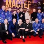 Linda Lapinsh Instagram - Вчера отгуляли премьеру долгожданного «Мастера»🤟🏼 @artpictures.ru , посмотрев первую серию 👏🏻. Досматривать будем вместе с вами , начиная с ‼️18 февраля на @premier_online ‼️ Факты: 🔺Сценарий писали 5 лет 🔺Съёмки шли 9 месяцев 🔺Локации - 4 города - Набережные Челны, Казань, Астрахань , Москва 🚛🚚🚛🚚🚛 🔺В 2021 году команда КАМАЗ Мастер 18й раз стала победителем одной из самых престижных и масштабных в мире гонок - ралли Дакар, поэтому и премьера 18 числа☝🏼. Причём, в этом 2021 году ребята заняли весь пьедестал 🦾🦾🦾. МОЩЬ🤌🏼 🔺Моя героиня единственный полностью выдуманный персонаж ! Никогда в истории автоспорта в категории Грузовиков - не было женщин! Девчата , пора начинать 💪🏻 🔺Обязаны посмотреть все 👈🏻👉🏼! Потому что , ВДУМАЙТЕСЬ 18!!!!! раз быть ЛУЧШИМИ В МИРЕ! Это история ЛЕГЕНДАРНОЙ команды 👊🏻 #камазмастер#сериалмастер#PREMIER#ArtPictures#актёркалапиньш#линдалапиньш#дакар2021 Иллюзион