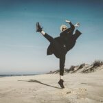 Linda Lapinsh Instagram - Разделила ваши вопросы на категории ,это Ответы из категории «Прозаичные вопросы».Часть первая 📌Рост 180. Из плюсов-меня всегда видно. Из минусов-меня всегда видно. 📌Мой голос. Он низкий и местами с некоторой хрипотцой . Таким он был всегда . Я не скурилась, не спилась и не ещё «чьи-то мутные нелепые дебильные предположения»🤦🏼‍♀️. Он, просто, такой. 📌Любимый цвет чёрный. Чаще всего не люблю , когда что-то отвлекает от главного 🖤 📌Спорт не люблю. Но так сложилось , что по какому-то невероятному стечению обстоятельств в виде ген , выгляжу так, как-будто люблю💪🏻. Но подумываю , что надо начать хотя бы бегать и качать попец🍑. Я очень ленивая , нет я ОЧЕНЬ ленивая в отношении всего , что не касается работы. 📌Фамилия 🤌🏼. Один из самых задаваемых вопросов . Мой папа из Латвии, в Латвии «Лапиньш» одна из самых распространённых фамилий , на сколько мне известно 🤷‍♀️. И как многие отмечают , она действительно неправильно звучит . У мужчины она звучит как Лапиньш , а у женщин она должна меняться на Лапиня. Но так как паспорт я получала в России, меня так и записали , родители на этот счёт не парились 👀. Так что теперь в мире есть женщина с мужской фамилией👏🏻👏🏻👏🏻 . 📌Еда. Не так интересно, но запрос был и не один! Ем много, преимущественно вкусно. Вкусно , это остро 👅🔥. Чем острее, тем лучше🤯 . Если из всех кухонь мира нужно будет выбрать одну, это 💯 будет итальянская , на втором месте тайская. Есть два продукта , которые всегда в рационе- авокадо и киноа. 📌Хобби есть, моя работа🎬. Я счастливый человек🧞‍♀️. 📌Какую страну хотела бы посетить . Я мечтаю о кругосветке , уже давно. Я считаю, что путешествия это неиссякаемый источник вдохновения .Надеюсь, когда-нибудь я воплочу эту мечту. На первом месте Исландия . 📌Собака есть , но не у меня , а у мамы. Это такса, зовут Кокос🥥. Хитрожопейшее существо , скажу я вам. Моё сердце отдано таксам . Когда встречаю на улицу таксу, тупею от восторга и нежности⚙️🔨 . Сама не завожу, потому что это большая ответственность , а у меня на это нет времени. #напудрилаусы#трясухаризмой#актрисахуиса#танцуйтак#какбудто#тапкигорят#нервируюптиц#гадаюпоителлекту#укротительницаумственныхспособностей#конкурентфламинго