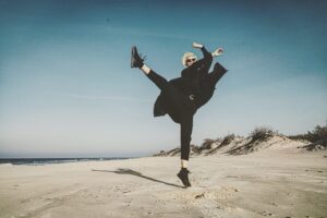 Linda Lapinsh Instagram - Разделила ваши вопросы на категории ,это Ответы из категории «Прозаичные вопросы».Часть первая

📌Рост 180. Из плюсов-меня всегда видно. Из минусов-меня всегда видно.
📌Мой голос. Он низкий и местами с некоторой хрипотцой . Таким он был всегда . Я не скурилась, не спилась и не ещё «чьи-то мутные нелепые дебильные предположения»🤦🏼‍♀️. Он, просто, такой.
📌Любимый цвет чёрный. Чаще всего не люблю , когда что-то отвлекает от главного 🖤
📌Спорт не люблю. Но так сложилось , что по какому-то невероятному стечению обстоятельств в виде ген , выгляжу так, как-будто люблю💪🏻. Но подумываю , что надо начать хотя бы бегать и качать попец🍑. Я очень ленивая , нет я ОЧЕНЬ ленивая в отношении всего , что не касается работы.
📌Фамилия 🤌🏼. Один из самых задаваемых вопросов . Мой папа из Латвии, в Латвии «Лапиньш» одна из самых распространённых фамилий , на сколько мне известно 🤷‍♀️. И как многие отмечают , она действительно неправильно звучит . У мужчины она звучит как Лапиньш , а у женщин она должна меняться на Лапиня. Но так как паспорт я получала в России, меня так и записали , родители на этот счёт не парились 👀. Так что теперь в мире есть женщина с мужской фамилией👏🏻👏🏻👏🏻 . 
📌Еда. Не так интересно, но запрос был и не один! Ем много, преимущественно вкусно. Вкусно , это остро 👅🔥. Чем острее, тем лучше🤯 . Если из всех кухонь мира нужно будет выбрать одну, это 💯 будет итальянская , на втором месте тайская. Есть два продукта , которые всегда в рационе- авокадо и киноа. 
📌Хобби есть, моя работа🎬. Я счастливый человек🧞‍♀️.
📌Какую страну хотела бы посетить . Я мечтаю о кругосветке , уже давно. Я считаю, что путешествия это неиссякаемый источник вдохновения .Надеюсь, когда-нибудь я воплочу эту мечту. На первом месте Исландия . 
📌Собака есть , но не у меня , а у мамы. Это такса, зовут Кокос🥥. Хитрожопейшее существо , скажу я вам. Моё сердце отдано таксам . Когда встречаю на улицу таксу, тупею от восторга и нежности⚙️🔨 . Сама не завожу, потому что это большая ответственность , а у меня на это нет времени.

#напудрилаусы#трясухаризмой#актрисахуиса#танцуйтак#какбудто#тапкигорят#нервируюптиц#гадаюпоителлекту#укротительницаумственныхспособностей#конкурентфламинго