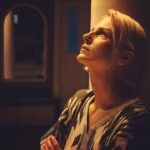 Linda Lapinsh Instagram - Ночью в 00:01 на @premier_online 7ая серия 💣Как вам происходящее? Кто такой Шер ? Подстава ? Новак с организаторами ? Таксист - мутный тип? Внук - деда?)). Инга - кто она и что всё это время делала у Юсуфа? А может быть , и сам Николай Суббота засланый казачок ? Или Эдик ведёт двойную игру ? Из оставшихся в живых, есть один подставной участник (чесслово🙌🏻) - кто это?☠️ Как бы вы поступили на месте игроков в ситуации , когда вы вычислили предателя? Наказали ? Использовали бы в своих целях (чтоб добраться до организаторов)? Или сначала наказали, а потом бы сыграли им как разменной монетой? Или всё-таки милосердие - правильный путь развития человеческой души? Философский контент никто не отменял 🤡 💣Кому-то из вас по душе , выбранные локации для второго сезона , кому-то нет. Если бы вы могли выбирать «картинку» для третьего сезона , что бы это было ? Не ограничивайте фантазию - это может быть какая-то смена «декораций» из серии в серию . Очень интересно узнать , что вы считайте усладой для глаз ). 💣Что скажете , на всё вышеизложенное, други ?) 🐦🐦 🐦 Ах, да ! Голубь☝🏼. На одном из дублей, когда я читала стишок залетел белый голубь , да так залетел , что мы всей группой подумали что это знамение ))))), он впорхнул в окно и взмыл , прямо , над моей головой , расправив свои белоснежные крылья . Это , действительно было что-то из другого мира . Минуты на две на площадке воцарилась мёртвая тишина - все почувствовали что произошло какое-то маленькое волшебство . А Карен Левонович, как и все деятели искусств любит незапланированную магию, так что он решил оставить голубя. Для этого , как вы понимаете , его надо было заполучить (а голубь случайный, не дрессированный). В итоге минут 40 ловили этого голубя всей группой , поймали , не травмируя !!!!! привязали к лапке ниточку и пуляли его со всей любовью в окно ). Но голубь решил , что он не хочет повторять свой волшебный полёт и как последняя сволочь , решил вяло заползать на карниз 🤦🏼‍♀️. В итоге , Карен договорился с голубем и один единственный раз, он впорхнул почти как надо 👌🏻. Именно этот единственный удачный дубль вы и видели в шестой серии. Вывод : язык искусства понимают все и даже птицы 🦉