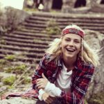 Linda Lapinsh Instagram - Закончилась Наша «Игра». Мы подарили друг друг «маленькую большую жизнь». Не придумано таких слов , которые в полной мере могли выразить то, что я чувствую сейчас. Но я попробую: Карен @kargo_film спасибо тебе за то , что «Разглядел нас», за то, что давал свободу в кадре , за то, что думал о нас 25 часов в сутки , за то , что ЗА тобой можно идти , за твою силу духа , за смелость , за то, что брал ответственность и наконец за то, что твоя энергия разливалась по нашим жилам. Это навсегда. То, что ТЫ дал мне , не описать словами ! ТЫ открыл мне двери , в которые я так долго упорно и безответно стучалась . В моём сердце для тебя всегда будет отдельное место - ты срежиссировал не только «Игру на выживание», ты во многом срежиссировал мою дальнейшую судьбу. Поля @linnnnainbox спасибо , что вникала в наши проблемы и за то, что мы были услышаны. Ты Мать Драконов. Ты как то произнесла слова сказанные Полуниным «Собирай рядом только тех, кого хочешь обнять. С теми, кого не хочешь обнять, ничего не получится». Я КРЕПКО ТЕБЯ ОБНИМАЮ! Юра @yury_korobeynikov спасибо за то, что пытался скрыть наши тройные подбородки . За честность , за ДЬЯВОЛЬСКИЙ труд , за ТАЛАНТ, за темперамент , за то, что вложил душу ! За то, что ТОЛЬКО ты мог ТАК воплотить наши фантазии в реальность. Феденька @fedor_chernykh спасибо за то, что мы воочию убедились в том , что действительно существует в мире человек , который РЕАЛЬНО МОЖЕТ ВСЁ. Женя @jeniakadilova спасибо , за то, что из сотен нашла именно меня. Без тебя не случилось бы в моей жизни «Игры на выживание» Тенго @tengiztarba спасибо тебе , за то , что подарил нам и зрителю возможность увидеть Абхазию , твоими глазами. За то, что в твоём лексиконе нет словосочетания - это сделать НЕ ПОЛУЧИТСЯ. Твоя дипломатия , твоя поддержка и твоя любовь к нашему проекту, позволила нам не отказывать себе в самых смелых замыслах : передвинуть самолёт, который 26 лет никто не трогал - легко 💪🏻Закрыть озеро Рица в августе месяце , чтобы никто нам не мешал - запросто 💪🏻! Танюша @smitaana спасибо за то, что твоя улыбка заставляла улыбаться в ответ. За отсутсвие одного из самых отвратительных человеческих проявлений - Уныния! Продолжение в карусели➡