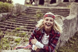 Linda Lapinsh Instagram - Закончилась Наша «Игра». Мы подарили друг друг «маленькую большую жизнь». Не придумано таких слов , которые в полной мере могли выразить то, что я чувствую сейчас. Но я попробую:

Карен @kargo_film спасибо тебе за то , что «Разглядел нас», за то, что давал свободу в кадре , за то, что думал о нас 25 часов в сутки , за то , что ЗА тобой можно идти , за твою силу духа , за смелость , за то, что брал ответственность и наконец за то, что твоя энергия разливалась по нашим жилам. Это навсегда. То, что ТЫ дал мне , не описать словами ! ТЫ открыл мне двери , в которые я так долго упорно и безответно стучалась . В моём  сердце для тебя всегда будет отдельное место - ты срежиссировал не только «Игру на выживание», ты во многом срежиссировал мою дальнейшую судьбу. 

Поля @linnnnainbox спасибо , что вникала в наши проблемы и за то, что мы были услышаны. Ты Мать Драконов. Ты как то произнесла слова сказанные Полуниным «Собирай рядом только тех, кого хочешь обнять. С теми, кого не хочешь обнять, ничего не получится». Я КРЕПКО ТЕБЯ ОБНИМАЮ!

Юра @yury_korobeynikov спасибо за то, что пытался скрыть наши тройные подбородки . За честность , за ДЬЯВОЛЬСКИЙ труд , за ТАЛАНТ, за темперамент , за то, что вложил душу ! За то, что ТОЛЬКО ты мог  ТАК воплотить наши фантазии в реальность.

Феденька @fedor_chernykh спасибо за то, что мы воочию убедились в том , что действительно существует в мире человек , который РЕАЛЬНО МОЖЕТ ВСЁ. 

Женя @jeniakadilova спасибо , за то, что из сотен нашла именно меня. Без тебя не случилось бы в моей жизни «Игры на выживание»

Тенго @tengiztarba спасибо тебе , за то , что подарил нам и зрителю возможность увидеть Абхазию , твоими глазами. За то, что в твоём лексиконе нет словосочетания - это сделать НЕ ПОЛУЧИТСЯ. Твоя дипломатия , твоя поддержка и твоя любовь к нашему проекту, позволила нам не отказывать себе в самых смелых замыслах : передвинуть самолёт, который 26 лет никто не трогал - легко 💪🏻Закрыть озеро Рица в августе месяце , чтобы никто нам не мешал - запросто 💪🏻!

Танюша @smitaana спасибо за то, что твоя улыбка заставляла улыбаться в ответ. За отсутсвие одного из самых отвратительных человеческих проявлений - Уныния! 

Продолжение в карусели➡