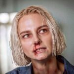Linda Lapinsh Instagram - Други, осталось 3 серии💣🧨 Начало конца , то есть 6 серию смотрите на @premier_online в 00:01🖤 Сегодня нас покинут 2 игрока. Кто?👁 На одном из интервью рассуждала на тему :«Есть ли оправдание жесткости?». Будет интересно почитать что вы об этом думаете. 🛠На последней фотографии , прекрасный артист Борис Гафуров по просьбе режиссёра даёт мне подзатыльник. Но как мы все знаем, подзатыльники драки в кино ненастоящие ), но Боря решил иначе , и как следует от души , со всей любовью к профессии ,и в частности ко мне, треснул самый истинный и смачный подзатыльник (видимо, чтоб лучше играла). Здесь запечатлён момент именно той, первой трушной затрещины ). Если приглядеться , можно увидеть , как нарушается связь между нервными клетками моего мозга и заметить колебания с частотой , примерно 30 герц, что можно сравнить (как утверждают специалисты) со струнами второй и третьей клавиши фортепиано. Боря , спасибо за музыку в моей голове 🖤. Обожаю ✊🏻🤟🏼 P.S после выхода серии здесь будет история про голубя 🤲🏻 #напудрилаусы#актрисахуиса#трясухаризмой#кальмарворует#игранавыживание2#неёбнешьнесыграет